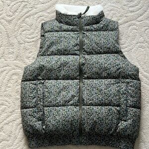Universal thread floral puffer vest size medium green with Sherpa collar